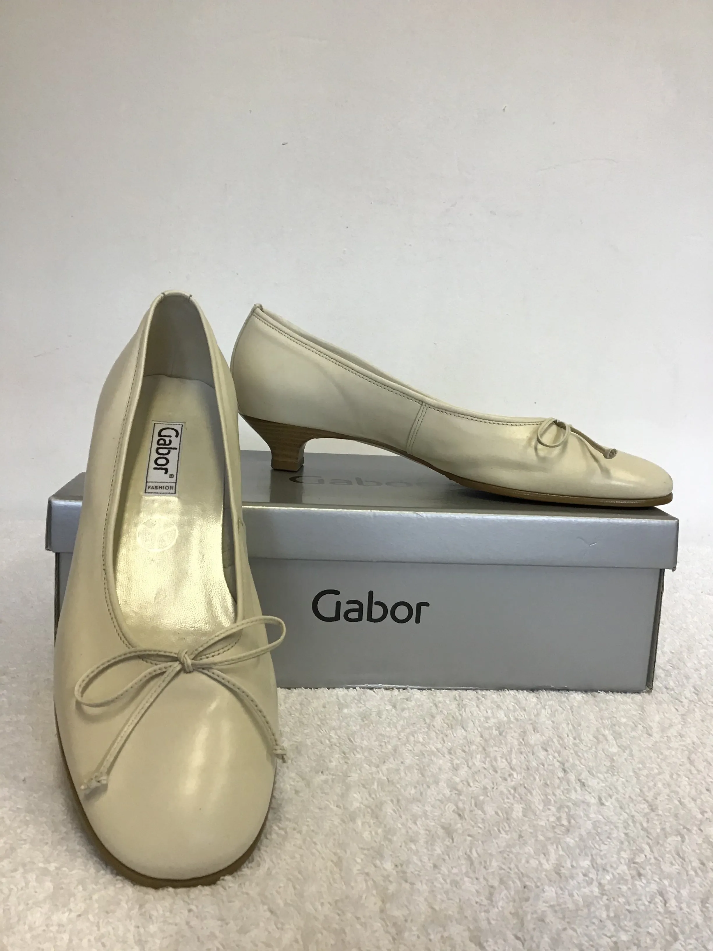 BRAND NEW GABOR IVORY LEATHER BOW TRIM KITEN HEELS SIZE 6/39