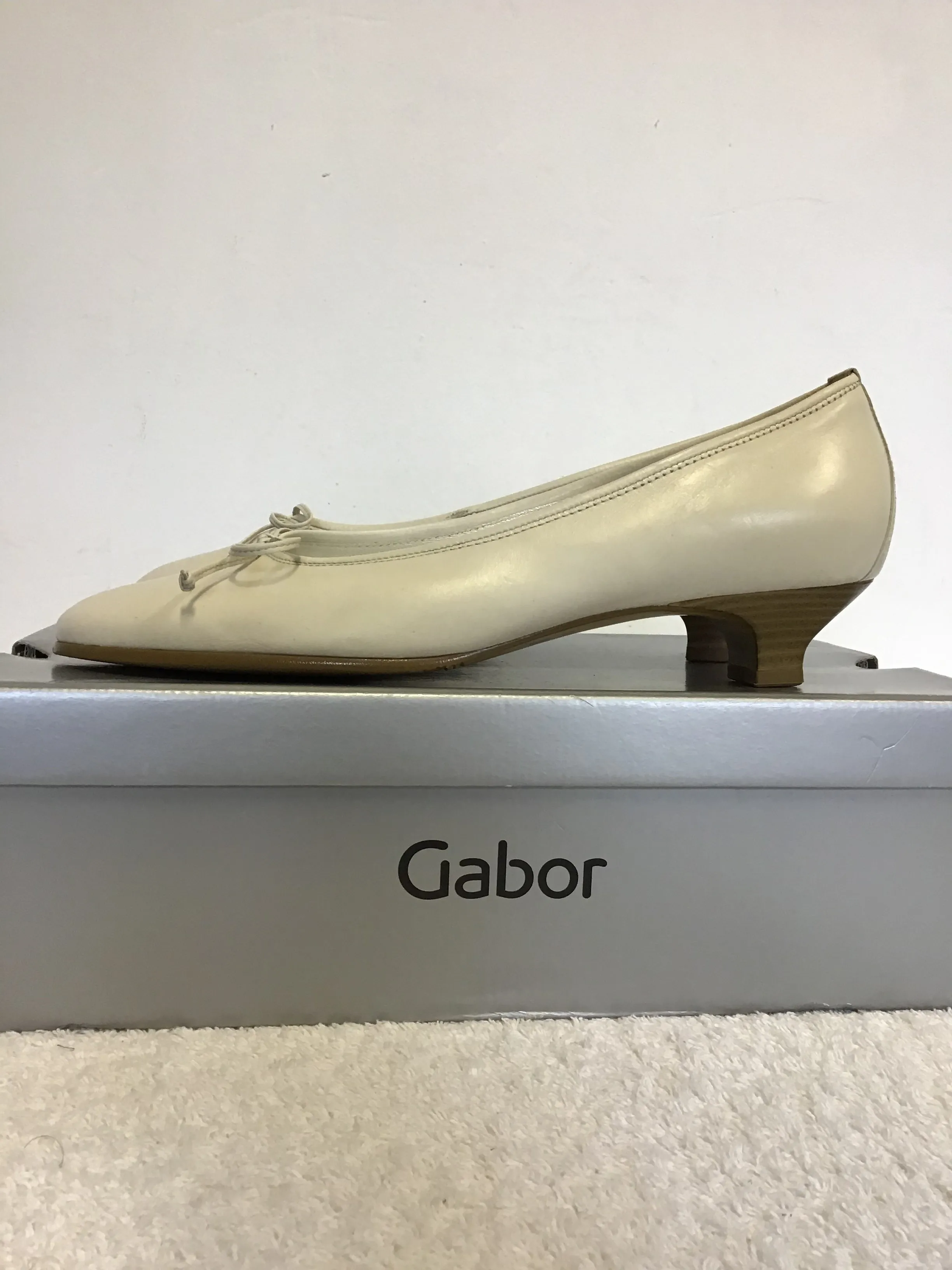 BRAND NEW GABOR IVORY LEATHER BOW TRIM KITEN HEELS SIZE 6/39