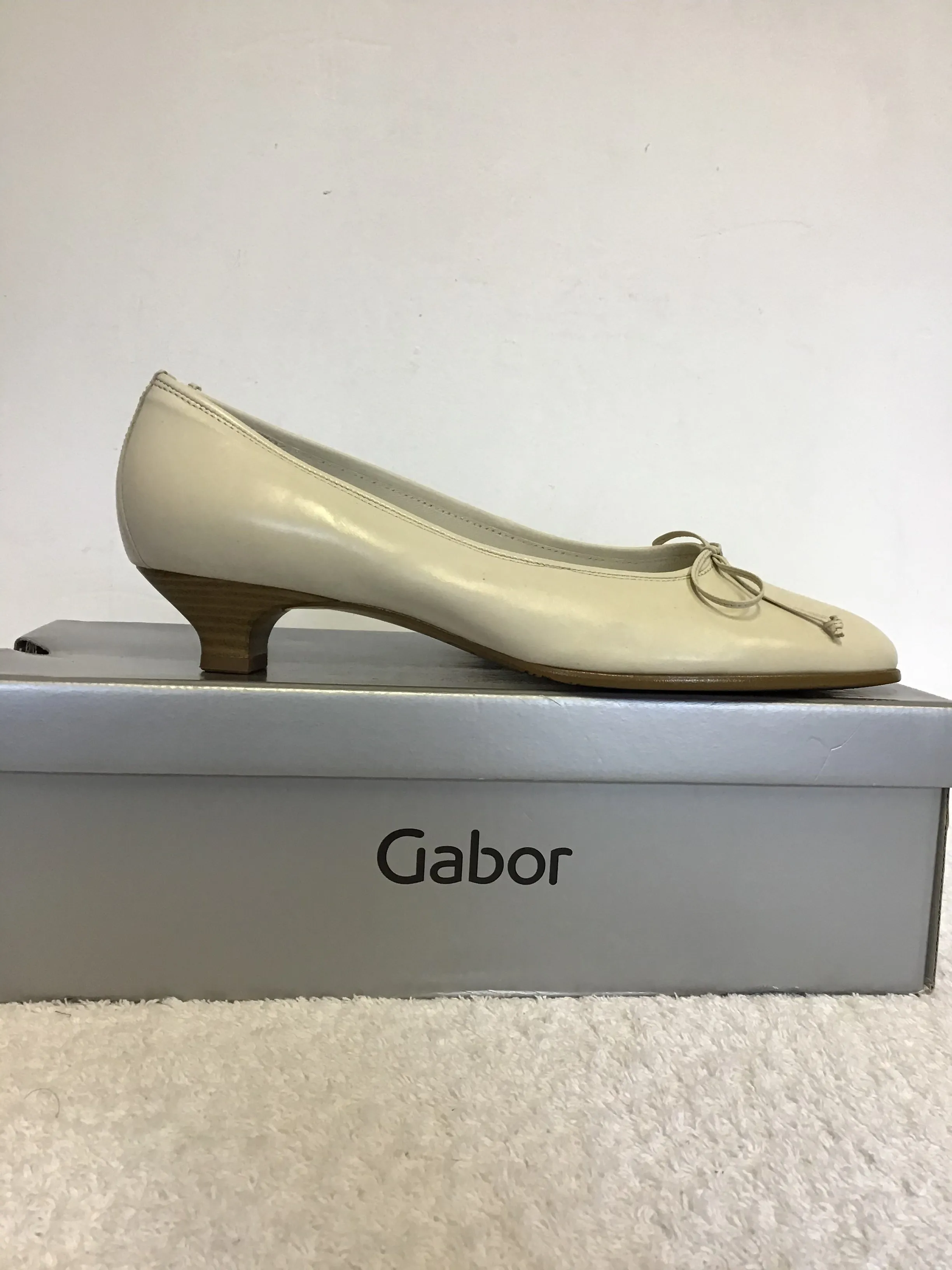 BRAND NEW GABOR IVORY LEATHER BOW TRIM KITEN HEELS SIZE 6/39