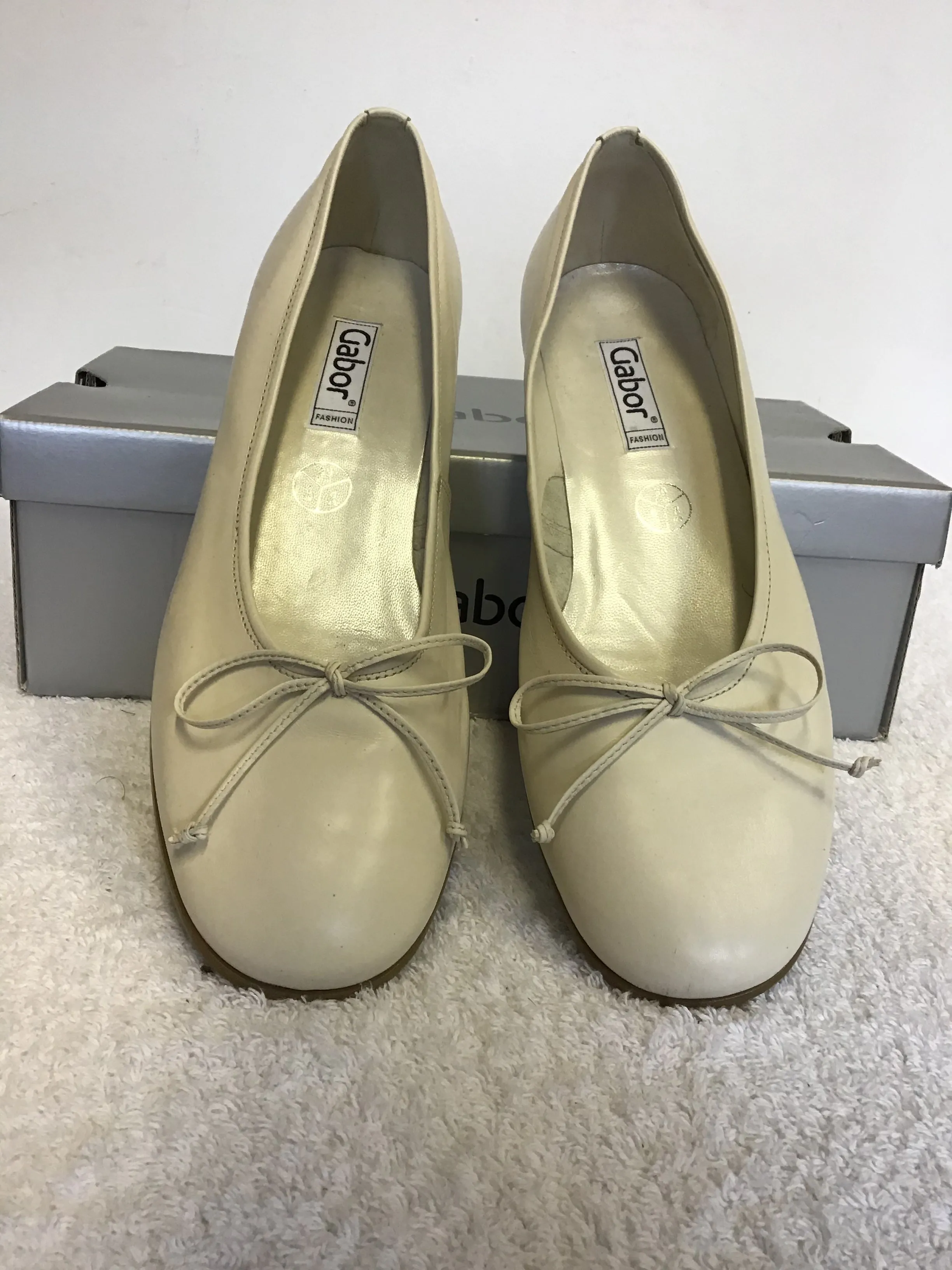 BRAND NEW GABOR IVORY LEATHER BOW TRIM KITEN HEELS SIZE 6/39