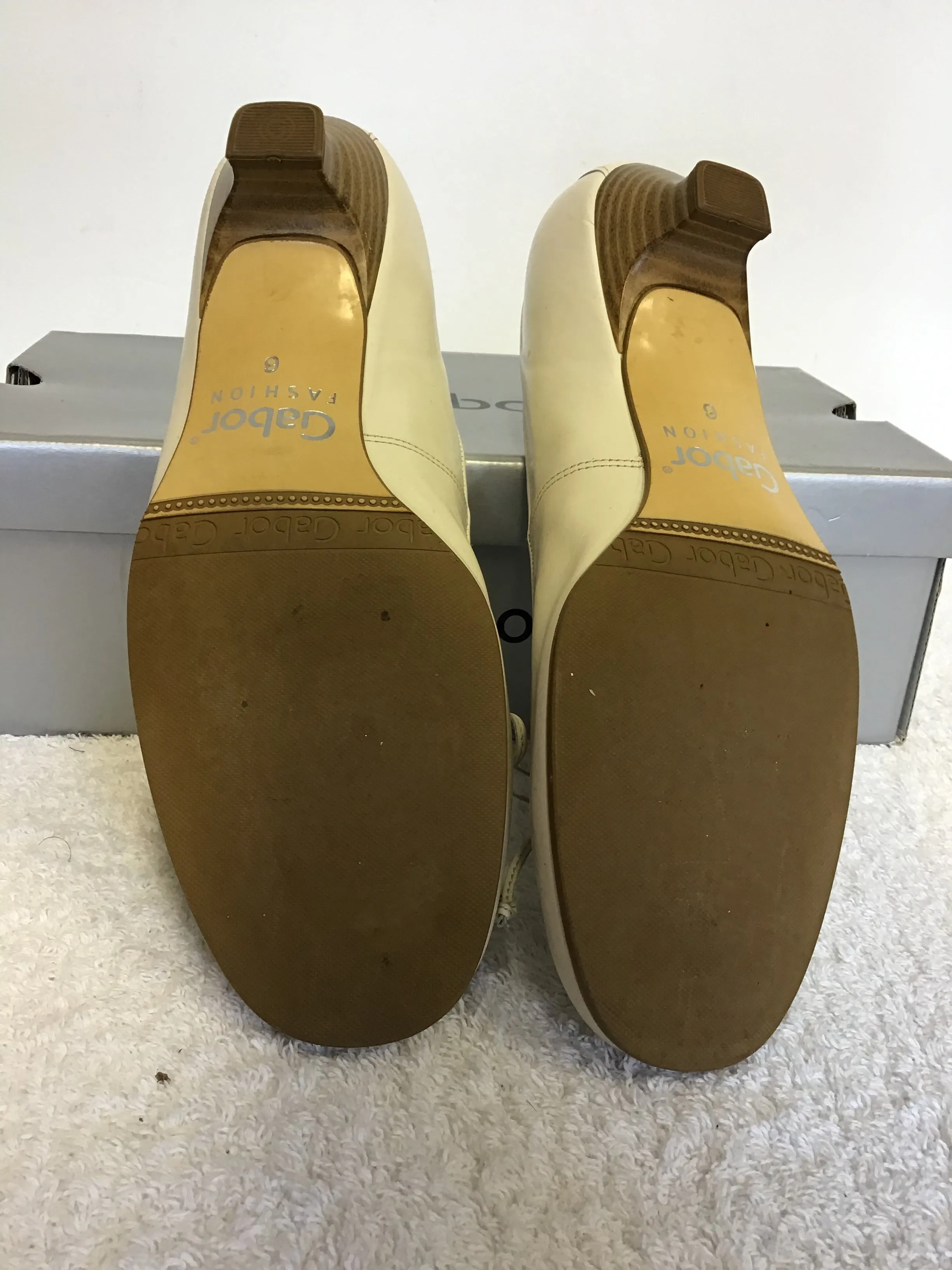 BRAND NEW GABOR IVORY LEATHER BOW TRIM KITEN HEELS SIZE 6/39