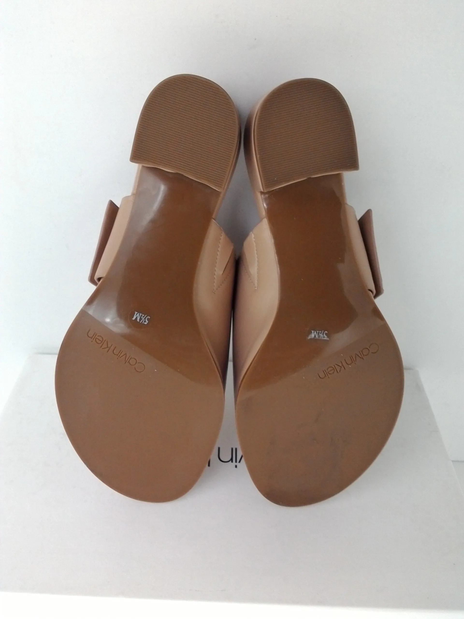 Calvin Klein Women Daria Nappa Leather Split Toe Casual, Desert Sand, Size 5.5